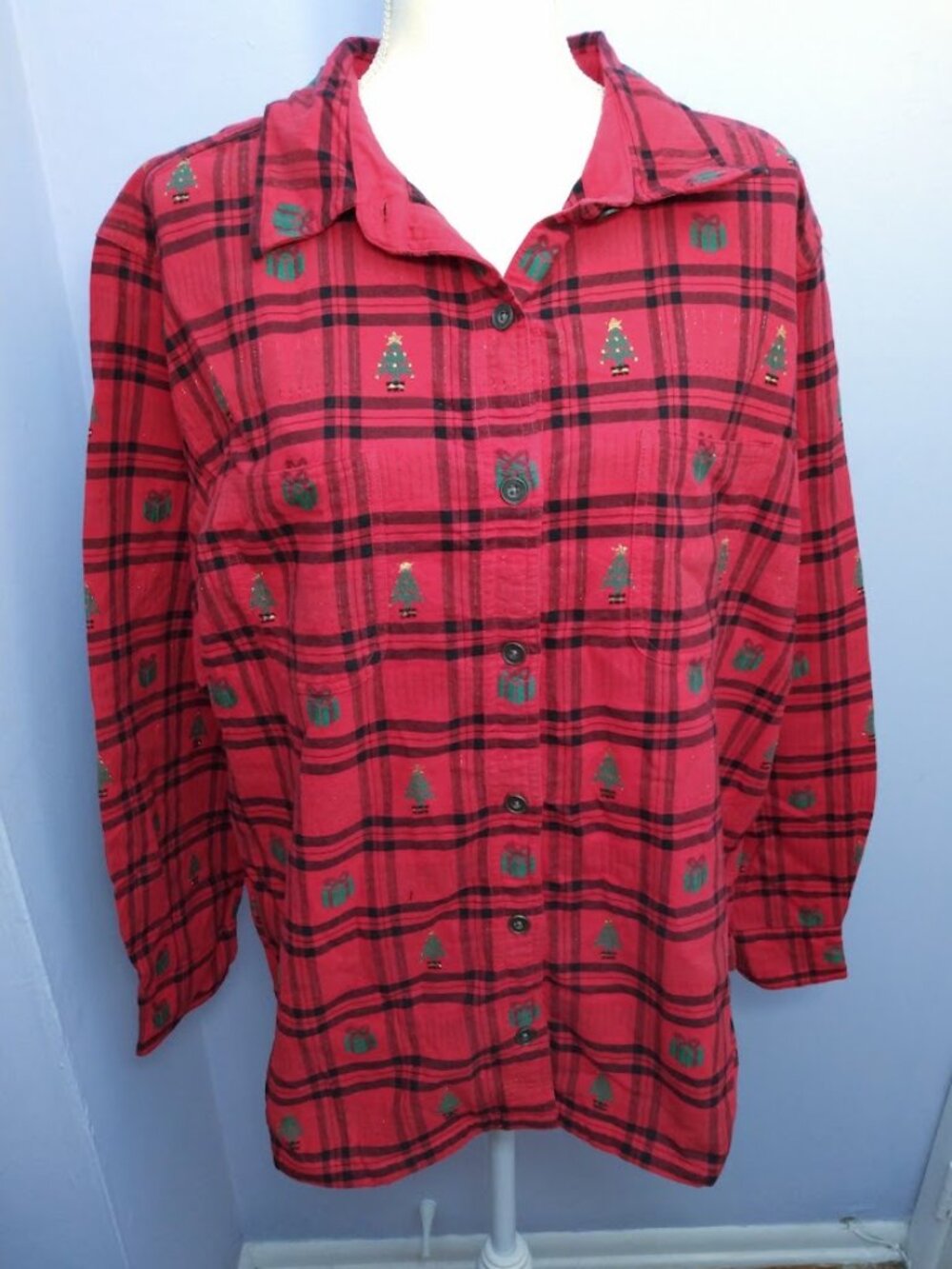 Women's 1X* Christmas Shirt Button Up Red Plaid Trees Presents Gold Shimmer
